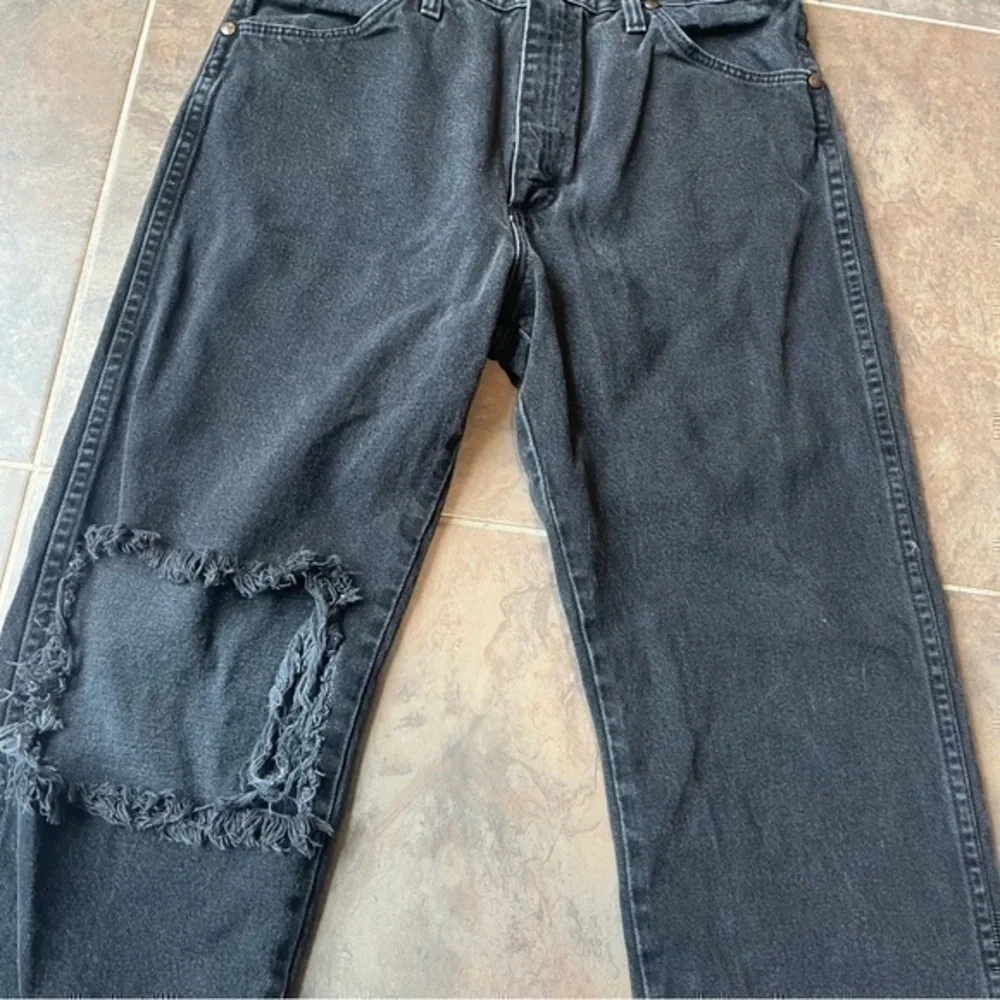 Wrangler 33x32 Black Distressed Straight Leg Jeans Men’s Denim